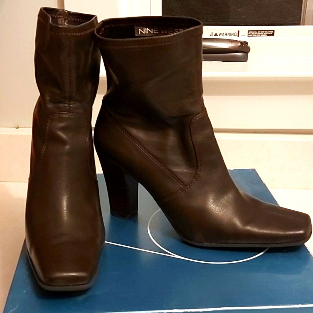 Like new pull on booties